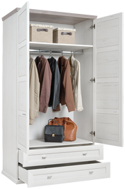 Offener XL-Garderobenschrank in Weiß mit zwei Schubladen, Kleiderstange mit Jacken und zwei Aufbewahrungsboxen, frontal betrachtet.