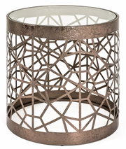 Runder Beistelltisch mit Glasplatte und bronzefarbenem Metallgestell im geometrischen Netz-Design, freigestellt auf weißem Hintergrund, Frontansicht leicht von oben