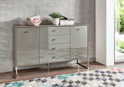 Moderne Kombikommode mit glänzenden Fronten, seitlicher Perspektive, dekoriert mit Pflanzen und Büchern.