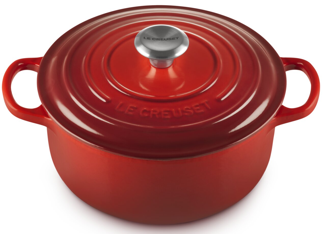 Runder roter Bräter von Le Creuset aus der Vogelperspektive