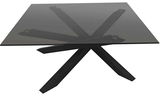 Moderner Couchtisch mit schwarzer Glasplatte und einzigartigem, geometrischem Metallgestell, seitliche Perspektive.