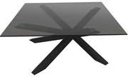 Moderner Couchtisch mit schwarzer Glasplatte und einzigartigem, geometrischem Metallgestell, seitliche Perspektive.