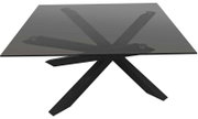 Moderner Couchtisch mit schwarzer Glasplatte und einzigartigem, geometrischem Metallgestell, seitliche Perspektive.