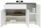 Weißes Sideboard mit drei offenen Türen und einer Schublade, gefüllt mit Büchern und einer Box, aus frontaler Perspektive.