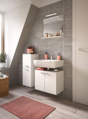 Moderne Badkombination BOSTON mit weißem Waschbecken und Schränken, graue Fliesenwand, seitliche Perspektive
