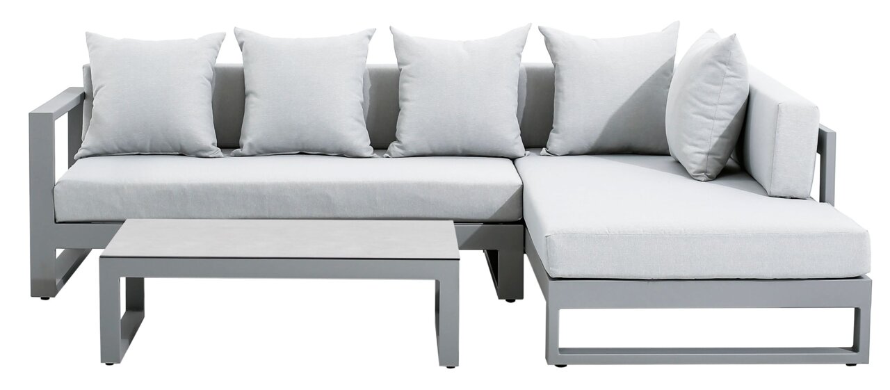 Modernes Lounge-Set in L-Form mit grauen Kissen, bestehend aus einem Sofa und einem Couchtisch, von vorne betrachtet.