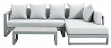 Modernes Lounge-Set in L-Form mit grauen Kissen, bestehend aus einem Sofa und einem Couchtisch, von vorne betrachtet.