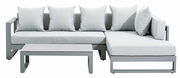Modernes Lounge-Set in L-Form mit grauen Kissen, bestehend aus einem Sofa und einem Couchtisch, von vorne betrachtet.