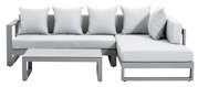 Moderne L-vormige loungeset met grijze kussens, bestaande uit een bank en een salontafel, gezien vanaf de voorkant.