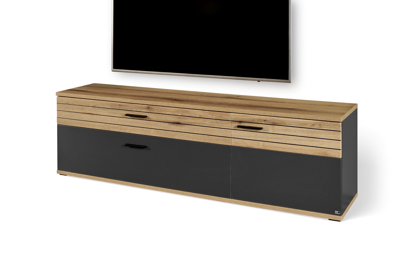 TV-Lowboard aus Holz und dunklem Material, frontal betrachtet