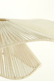 Nahaufnahme einer Hängeleuchte mit einem Schirm aus beigen Fäden, die in einem gleichmäßigen Muster angeordnet sind. Perspektive von unten.