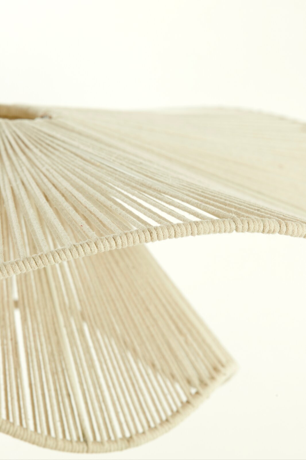 Light&Living Hanglamp ELCKA Close-up van een hanglamp met een kap van beige draden die in een gelijkmatig patroon zijn gerangschikt. Gezien van onderaf.