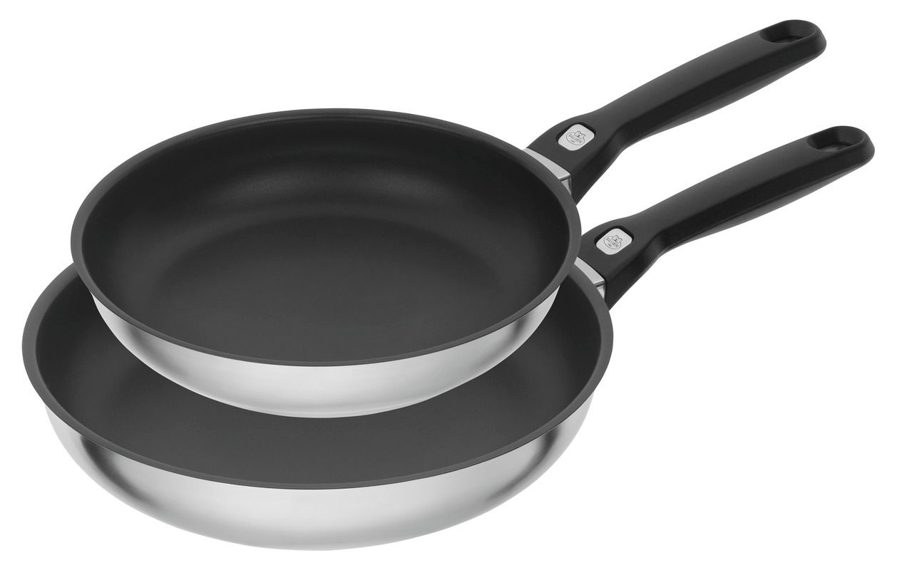 Zwei übereinander gestapelte Pfannen aus Edelstahl mit schwarzer Antihaftbeschichtung und schwarzen Griffen, seitliche Perspektive