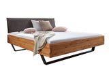 Holzbalkenbett mit modernem Design, seitliche Perspektive, dekoriert mit Kissen und Decke