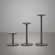 Drei unterschiedlich hohe, schwarze Gestelle für Akku-Windlichter, frontal betrachtet auf grauem Hintergrund.