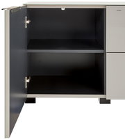 Offener Schrank mit einer Tür und Einlegeboden, dunkler Innenraum, Front in Hellgrau; Ansicht frontal mit leichtem Blick von links in den Innenraum