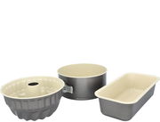 Dreiteiliges Backformen-Set bestehend aus einer Gugelhupfform, einer Springform und einer Kastenform, seitliche Perspektive.