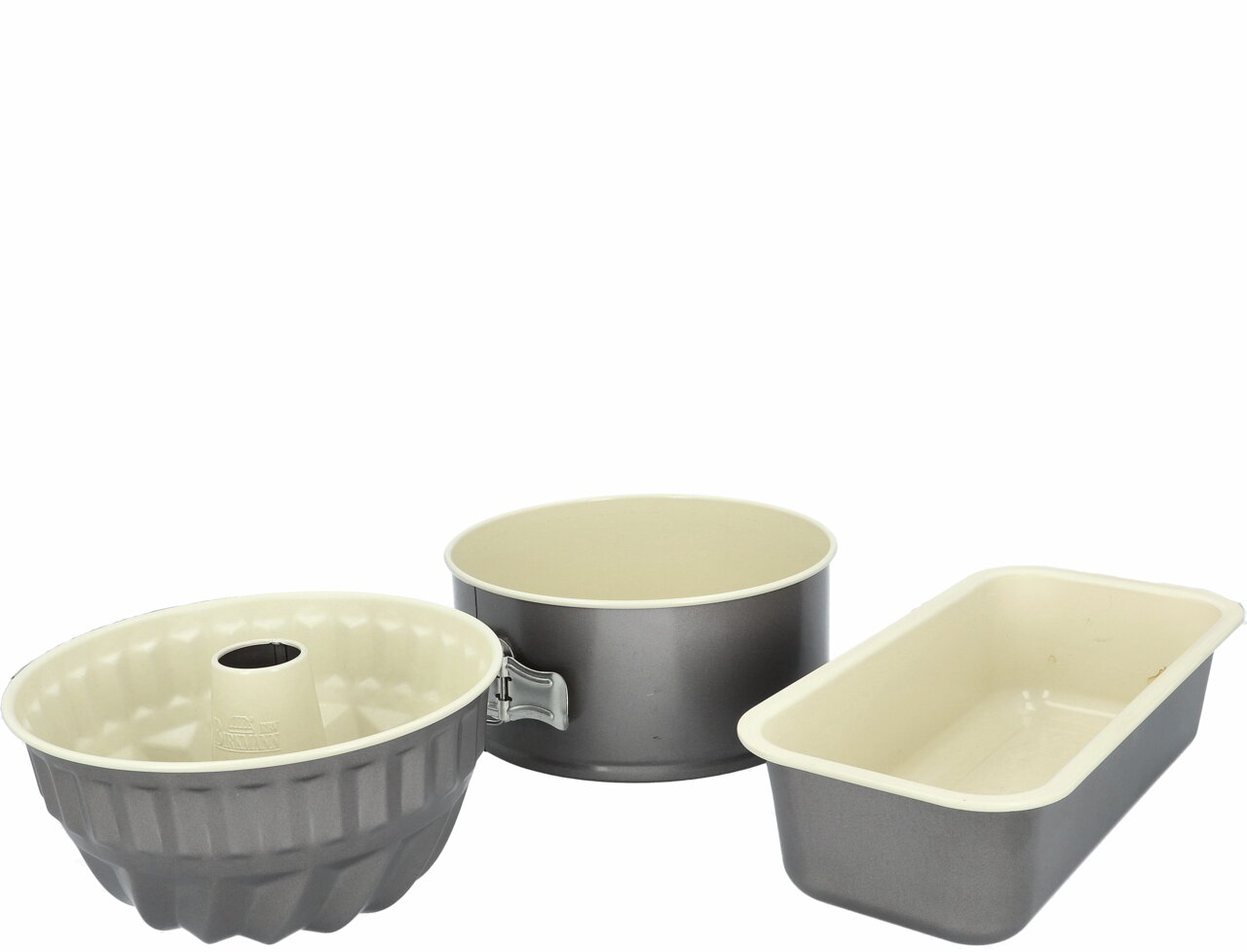 Dreiteiliges Backformen-Set bestehend aus einer Gugelhupfform, einer Springform und einer Kastenform, seitliche Perspektive.