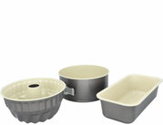 Dreiteiliges Backformen-Set bestehend aus einer Gugelhupfform, einer Springform und einer Kastenform, seitliche Perspektive.