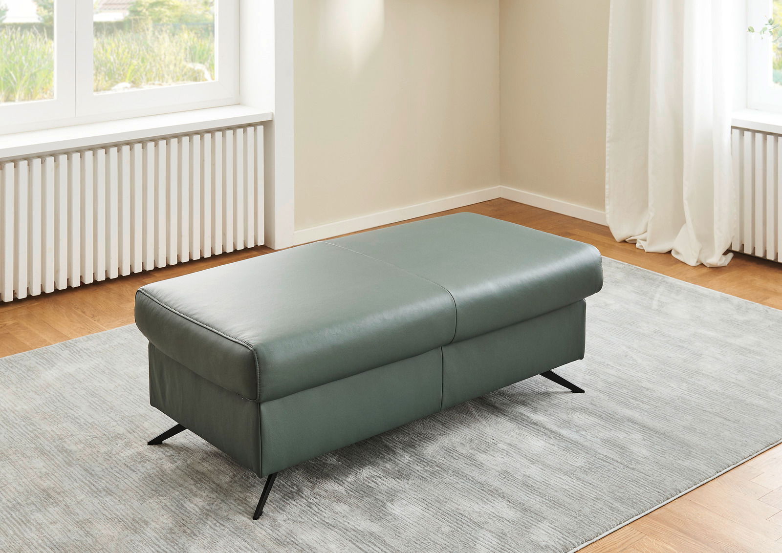 XXL-Hocker in einem modernen Wohnzimmer, seitliche Perspektive
