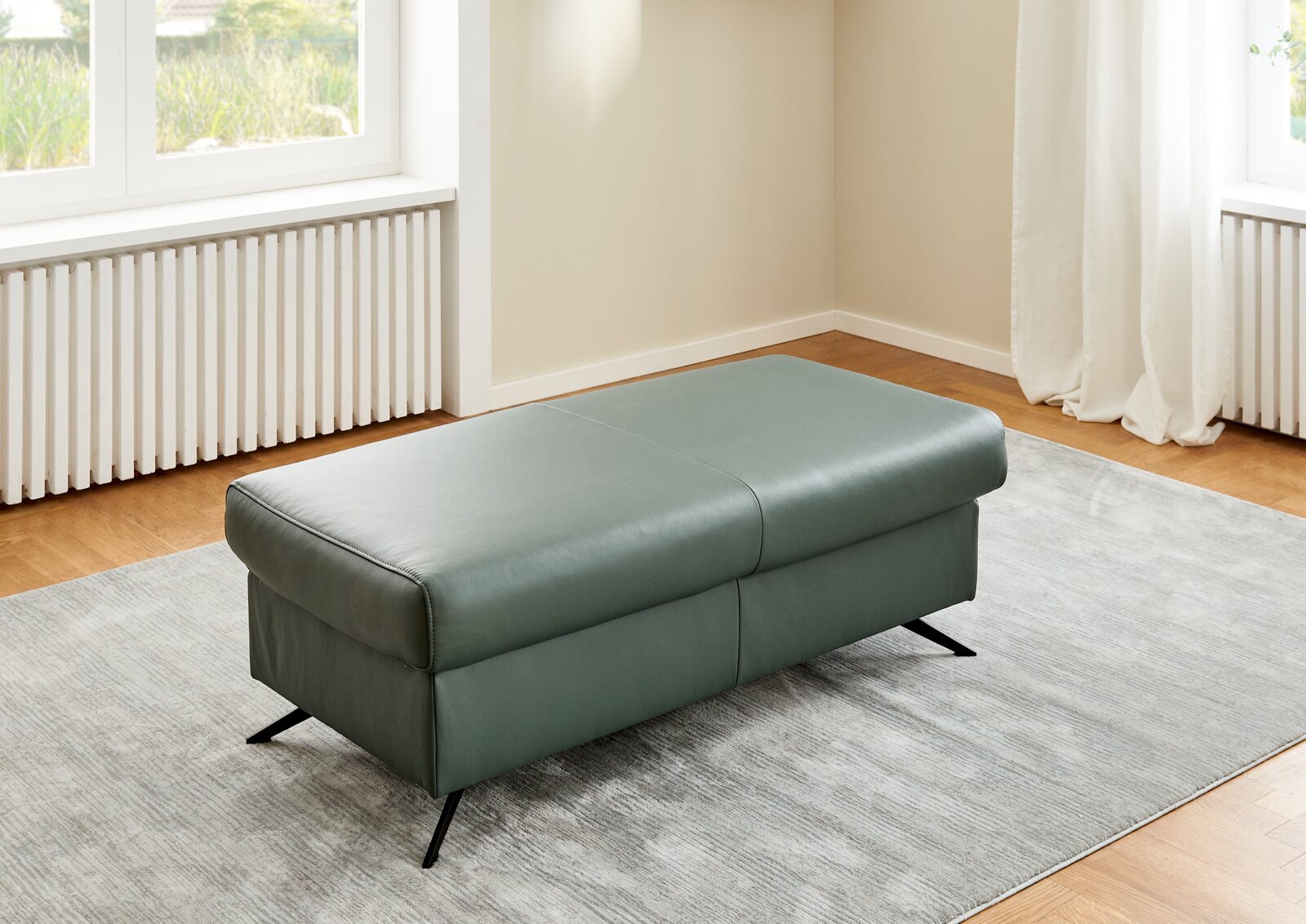 Beldomo Premium XXL-Hocker PERFECT-L XXL-Hocker in einem modernen Wohnzimmer, seitliche Perspektive