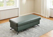 XXL-Hocker in einem modernen Wohnzimmer, seitliche Perspektive