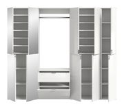 Weiße Garderobenkombination mit mehreren offenen und geschlossenen Fächern, Schubladen und Kleiderstange, frontale Ansicht.