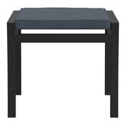 Moderner Hocker mit schwarzem Metallrahmen und dunkelblauem Sitzpolster, Frontalansicht.