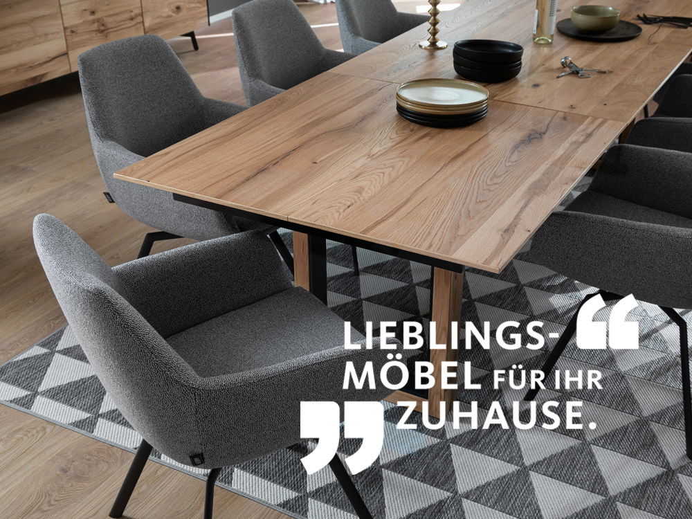 Holztisch mit grauen Stühlen auf Teppich Text: