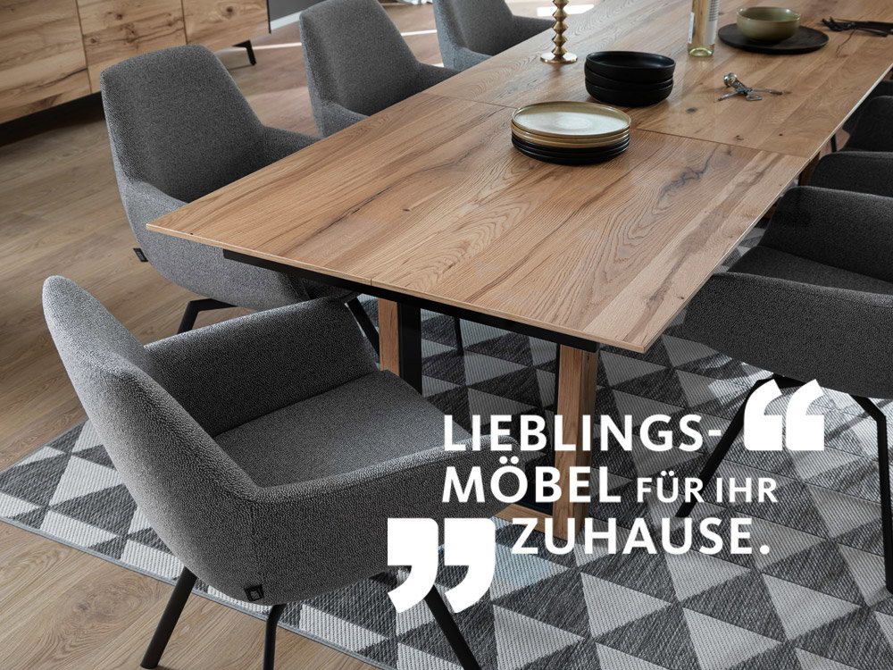 Houten tafel met grijze stoelen op een tapijt Tekst: 