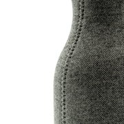 Nahaufnahme einer Kühlschrankkaraffe mit grauem Stoffbezug, seitliche Perspektive.