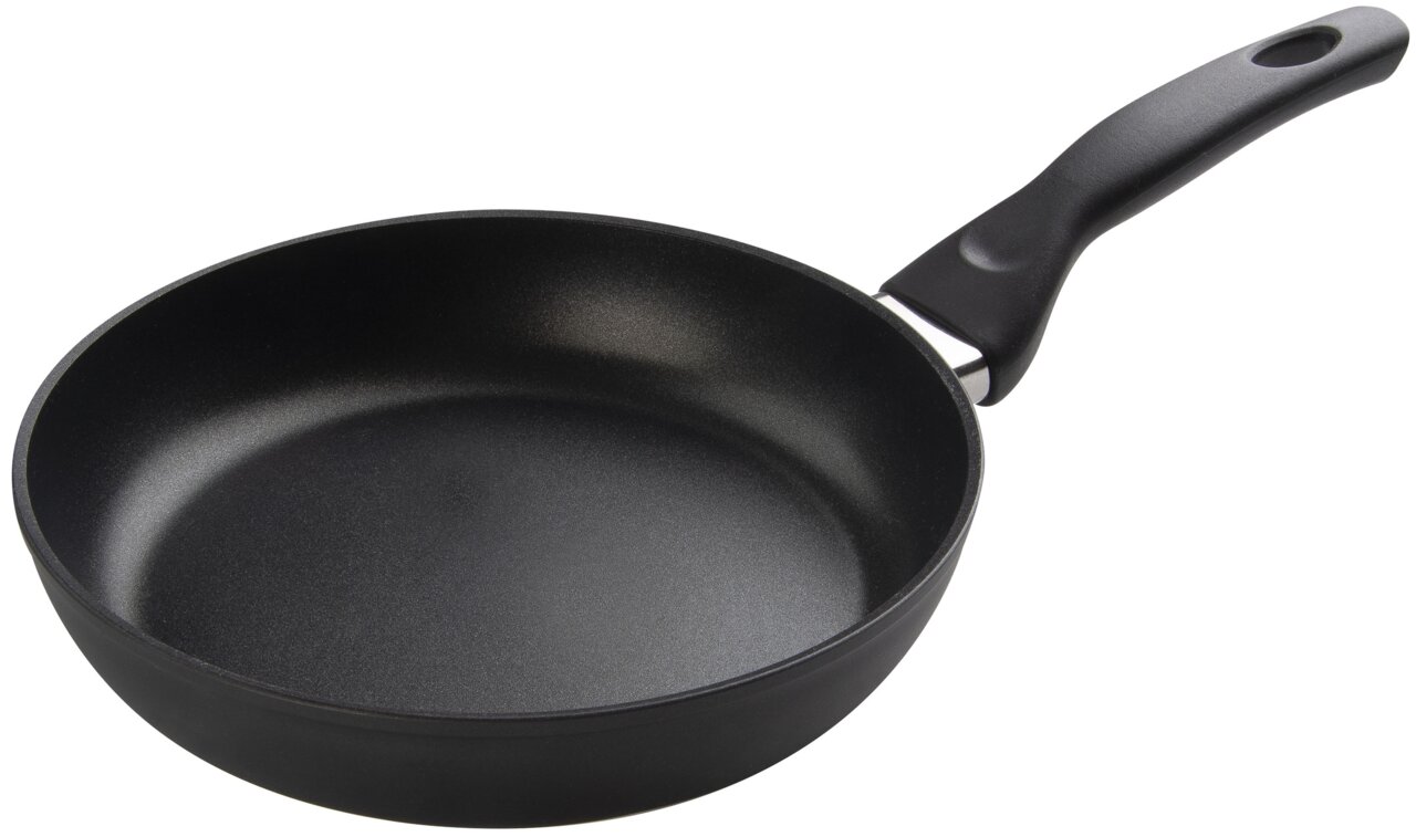 Schwarze Pfanne mit ergonomischem Griff, seitliche Perspektive