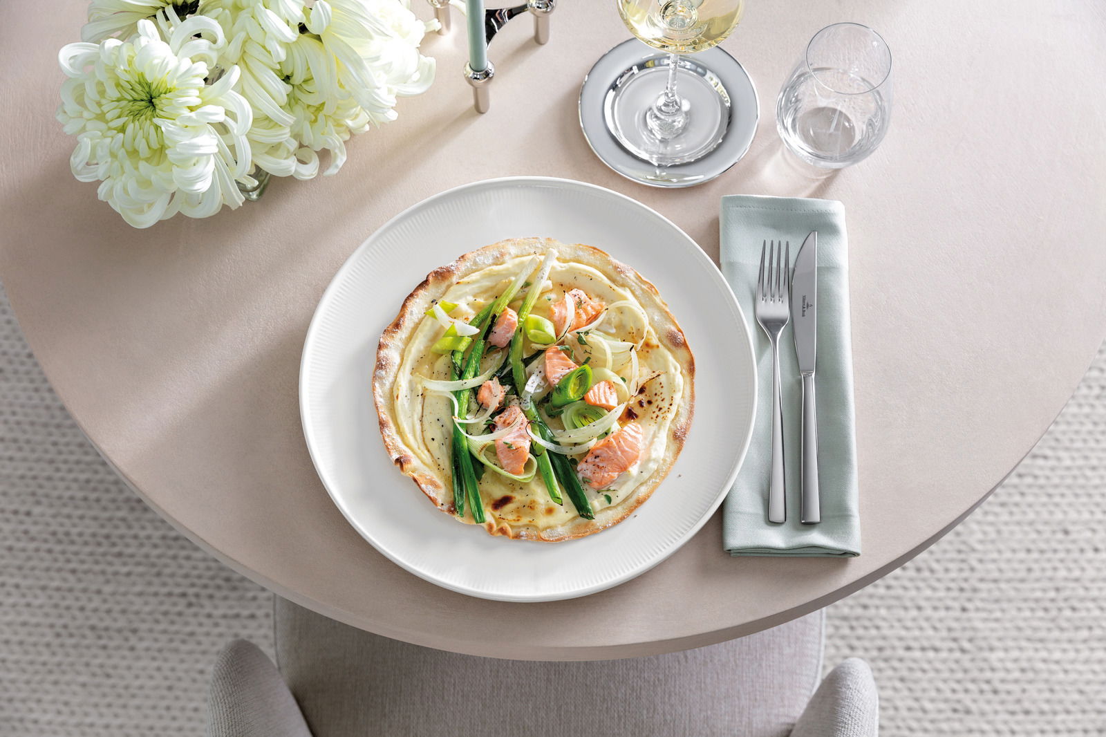 Villeroy & Boch Gourmetteller AFINA Gourmetteller Afina 32,1cm mit einer eleganten Speise, von oben fotografiert, auf einem gedeckten Tisch mit Besteck und einem Glas Weißwein.