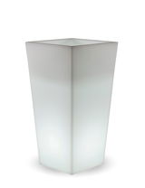 Moderner, weißer, quadratischer Blumentopf Melisa 50 in Kabeloptik, aus seitlicher Perspektive fotografiert.