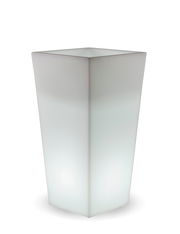 Moderner, weißer, quadratischer Blumentopf Melisa 50 in Kabeloptik, aus seitlicher Perspektive fotografiert.