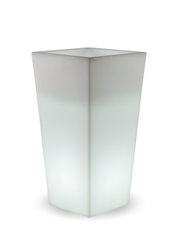 Moderne, witte, vierkante bloempot Melisa 50 met kabelmotief, gefotografeerd vanuit een zijaanzicht.