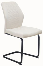 Moderner Schwingstuhl mit cremefarbenem, gestepptem Bezug und schwarzem Metallgestell, seitliche Perspektive