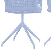 Rückansicht eines modernen Armlehnstuhls mit geflochtenem Sitz und einem stabilen Metallfußgestell.