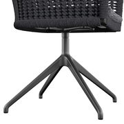 Rückansicht eines modernen Armlehnstuhls mit geflochtenem Sitz und einem stabilen Metallfußgestell.