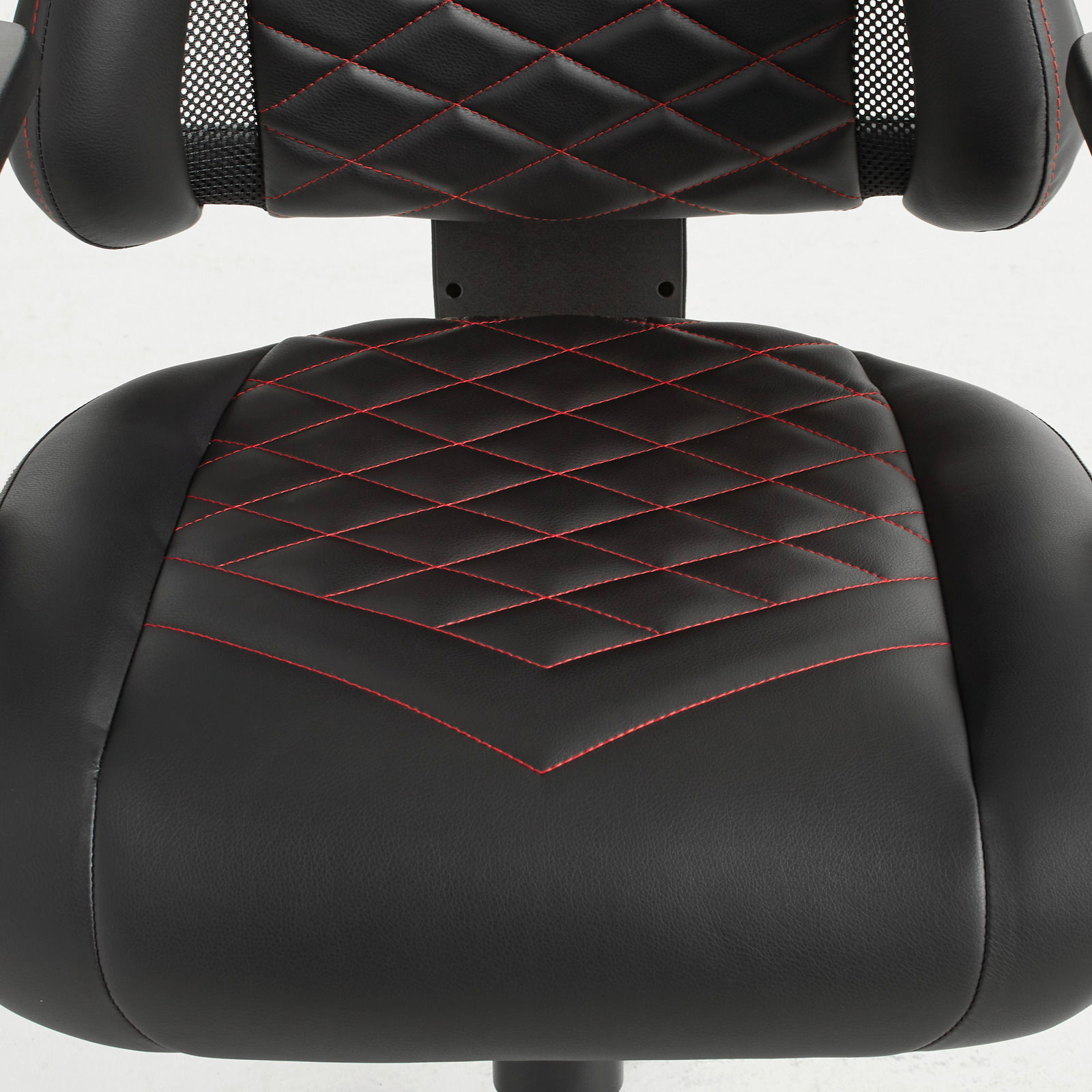 Nahaufnahme eines Gaming Stuhls mit schwarzem Kunstleder und roten Nähten, von vorne betrachtet.