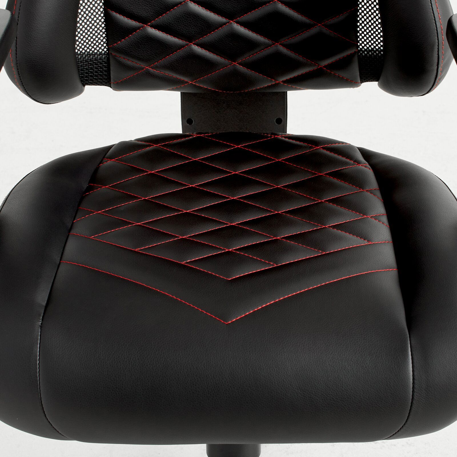 Nahaufnahme eines Gaming Stuhls mit schwarzem Kunstleder und roten Nähten, von vorne betrachtet.