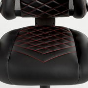 Nahaufnahme eines Gaming Stuhls mit schwarzem Kunstleder und roten Nähten, von vorne betrachtet.