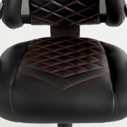 Nahaufnahme eines Gaming Stuhls mit schwarzem Kunstleder und roten Nähten, von vorne betrachtet.