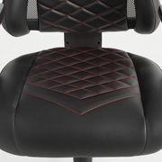 Nahaufnahme eines Gaming Stuhls mit schwarzem Kunstleder und roten Nähten, von vorne betrachtet.