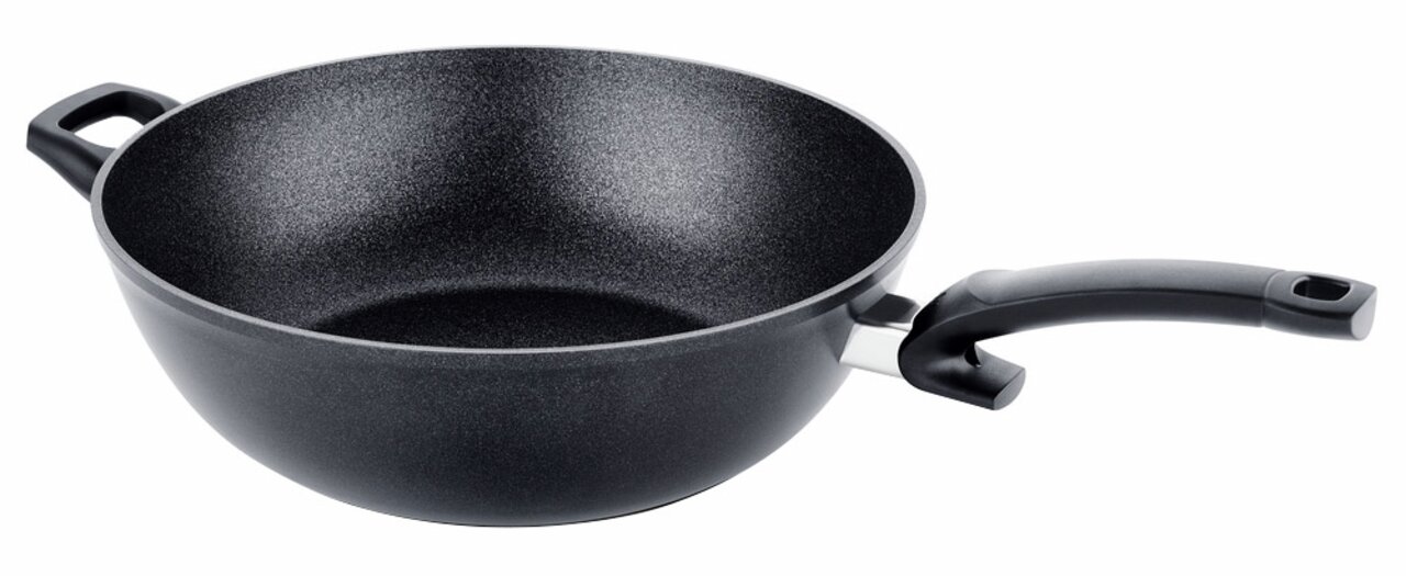 Fissler Wok 32 cm ADAMANT Schwarzer Wok Adamant 32cm mit zwei Griffen, seitliche Perspektive