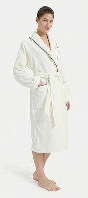 Frau in einem weißen Bademantel mit Schalkragen, seitliche Perspektive