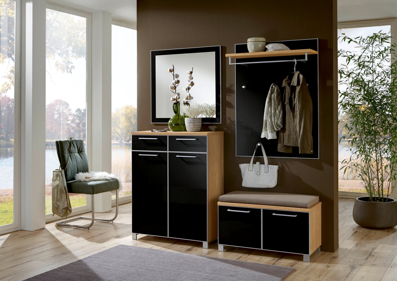 VOSS Garderoben-Set 5-tlg. SANTINA Modernes Garderoben-Set in einem hellen Raum mit großen Fenstern, bestehend aus einem Spiegel, einer Kommode, einer Sitzbank und einer Wandgarderobe mit Haken und Ablage. Perspektive von vorne.
