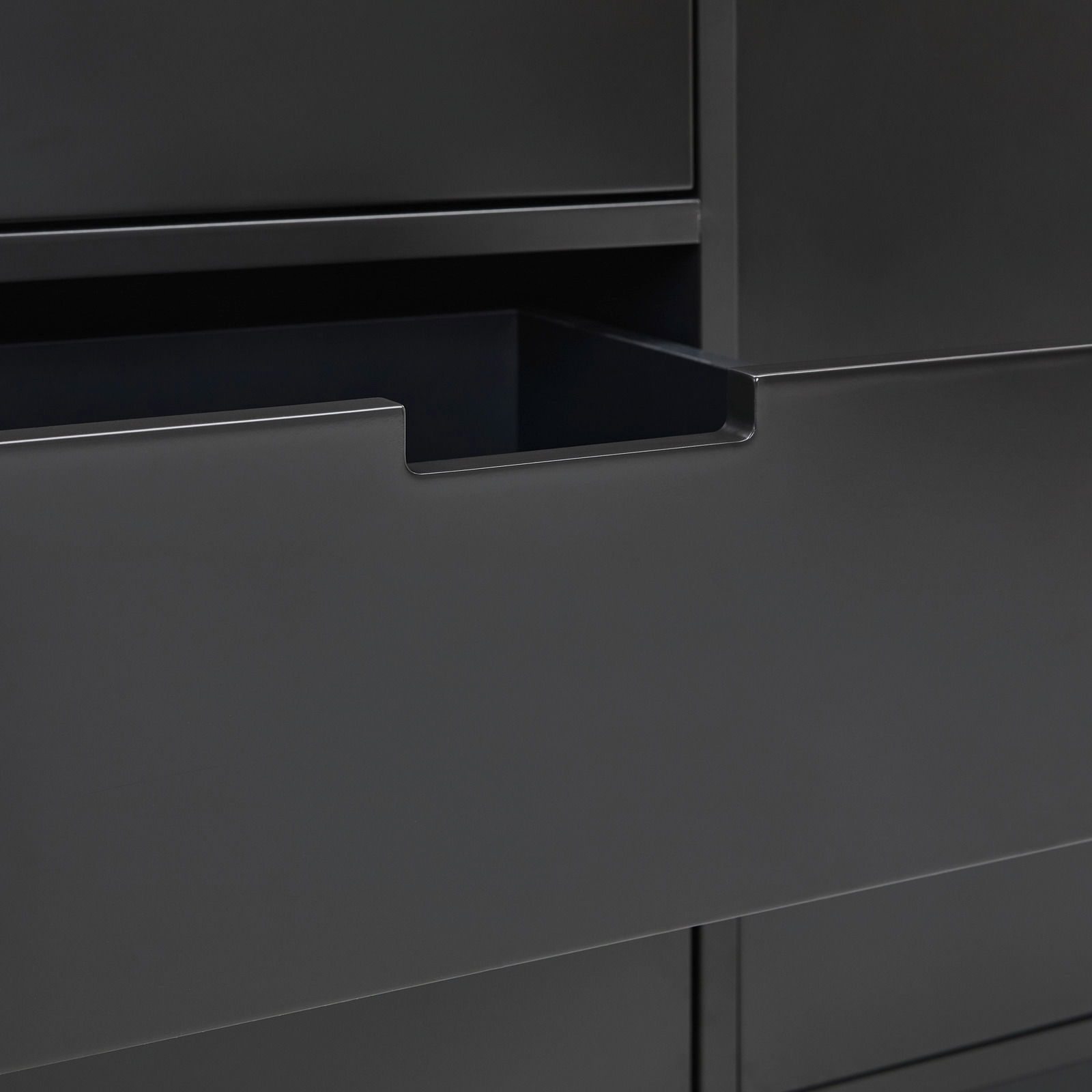 Nahaufnahme eines modernen, schwarzen Sideboards mit offener Schublade, seitliche Perspektive