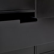 Nahaufnahme eines modernen, schwarzen Sideboards mit offener Schublade, seitliche Perspektive