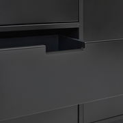 Nahaufnahme eines modernen, schwarzen Sideboards mit offener Schublade, seitliche Perspektive